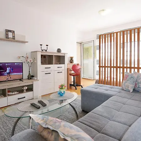 Lungo Mare With Terrace 아파트 *